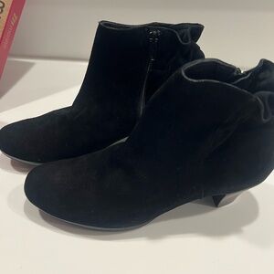 Munro Alfie Black suede ankle bootie